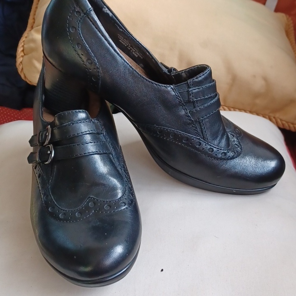 Earth Latitude leather double buckle booties heeled shoes women's size 9